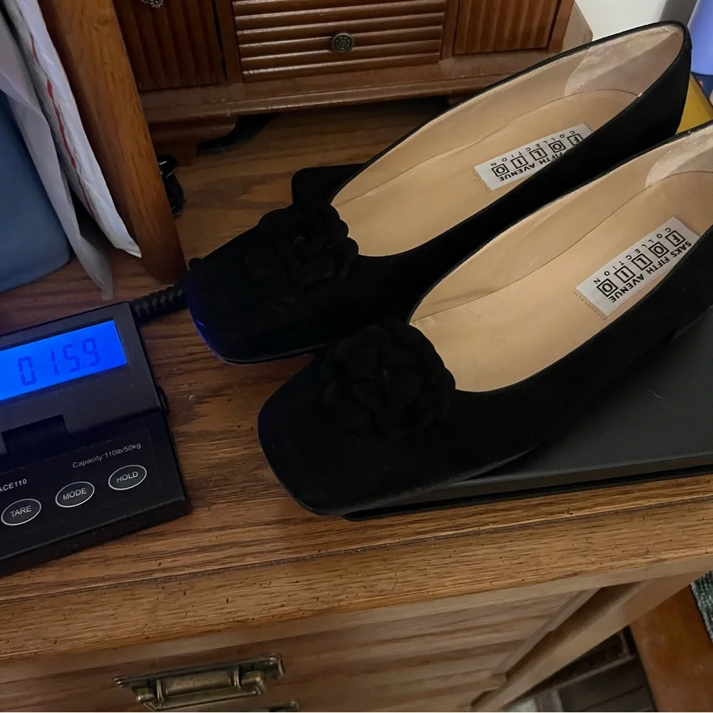 Saks Fifth Avenue Folio Collection Black Suede Pumps Heels Rosette 8.5 AA